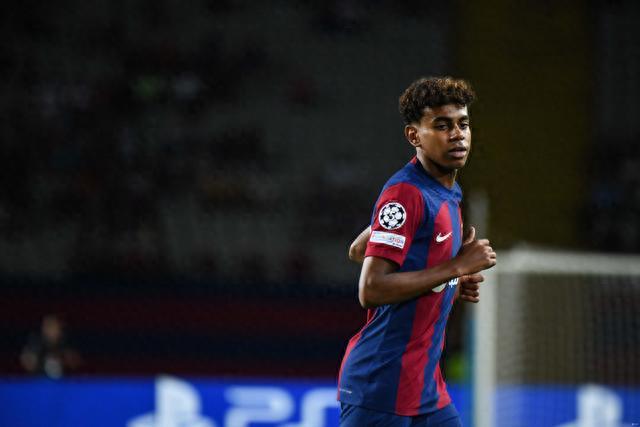 年轻奥尼尔隔扣乔丹，直接扣趴下了，太狠了