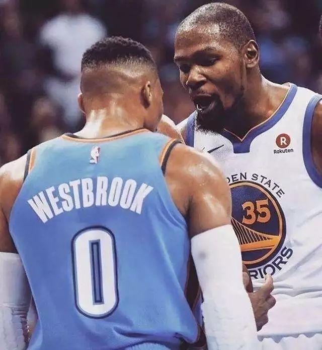 《那些具有争议的球场设计：为何有些球场对外野手极不友好？》