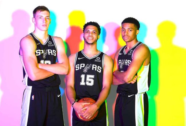 🚨 皇家马德里去年夏天曾认真考虑召回尼科·帕斯，但最终认定让其留在科莫队再锻炼一年是最佳选择。